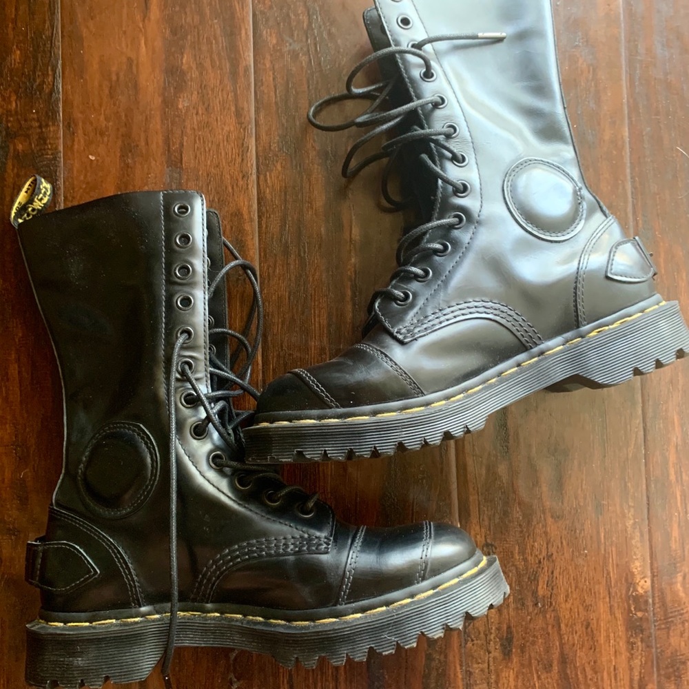 Dr. Martens  Neilson 12 hole Combat Boot